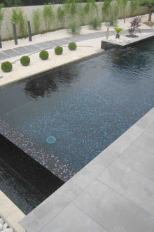Σκούρο κεραμίδι για την πισίνα