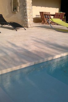 Πλακάκια για την πισίνα ενός εξοχικού σπιτιού