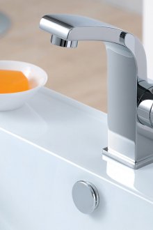 Βρύση Chrome στο νεροχύτη