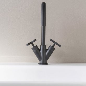 Μαύρη μπανιέρα μίξερ