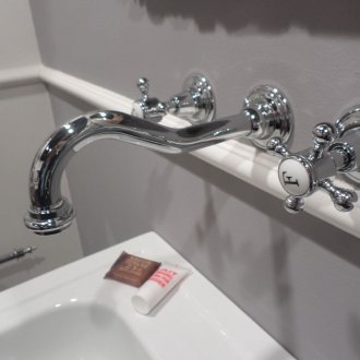 Τοίχου μπανιέρα