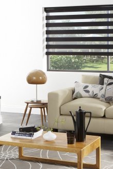 Περιτυλιγμένες μαύρες κουρτίνες μέρα-νύχτα στο σαλόνι