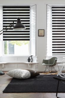 Περιτυλιγμένες μαύρες κουρτίνες ημέρας-νύχτας σε σαλόνι σκανδιναβικού στυλ