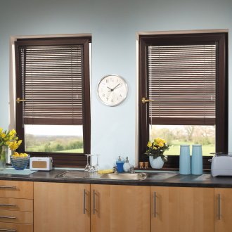 Καφέ περσίδες στην κουζίνα