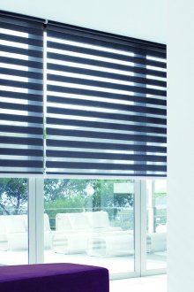 Τυλίξτε μπλε κουρτίνες ημέρας-νύχτας στο σαλόνι