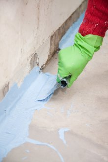 Στεγανοποίηση γωνίας κάτω από το πλακάκι