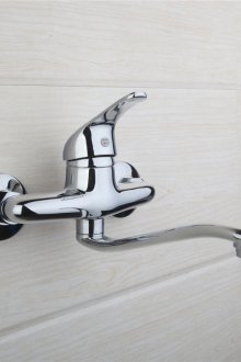 Επιτοίχιος αναδευτήρας με μακρύ στόμιο