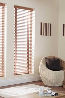 Στενά ξύλινα ράφια στο σαλόνι με διακοσμητικό τζάκι