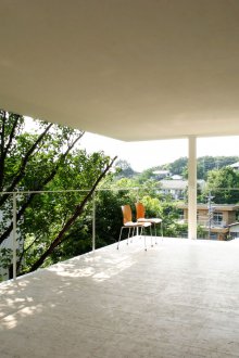 Κεραμίδι από πορσελάνη στο μπαλκόνι