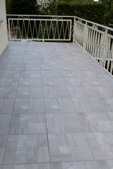 Κεραμίδι σε μπαλκόνι με απομίμηση πέτρας