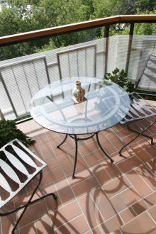 Πλακάκια τούβλο σε μπαλκόνι