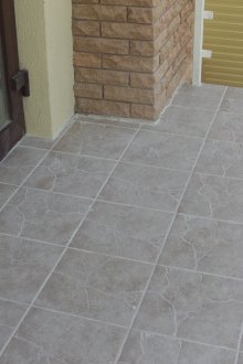 Τοποθέτηση κεραμιδιών στο μπαλκόνι