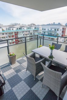 Καουτσούκ κεραμίδι στο μπαλκόνι