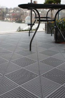 Γκρίζο κεραμίδι στο μπαλκόνι