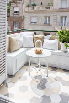 Εξάγωνο κεραμίδι στο μπαλκόνι