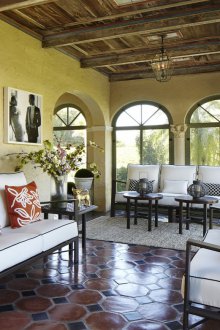 Ανοίγει πλάκες σε μπαλκόνι