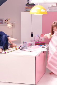 Deux enfants dans une chambre