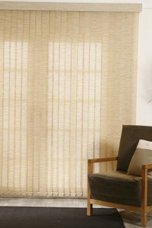 Κάθετες περσίδες ύφασμα σε ένα διαμέρισμα