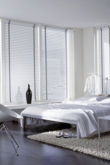 Λευκά τυφλά σε μια ασπρόμαυρη κρεβατοκάμαρα