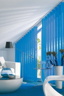 Κάθετες μπλε περσίδες με τρύπες