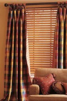 Τζίντζερ και κουρτίνες κρεβατιού στο σαλόνι