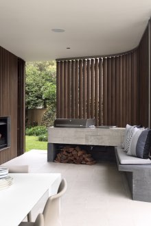 Κάθετες καφέ περσίδες σε ανοιχτό κιόσκι