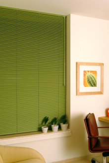 Πράσινα παντζούρια στο γραφείο