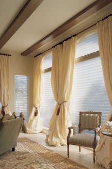 Διαφανή περσίδες και κουρτίνες κρέμας στο σαλόνι