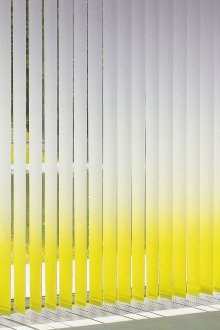 Κίτρινες και λευκές περσίδες με κλίση