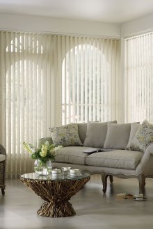Κάθετα μπεζ περσίδες στο σαλόνι