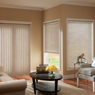 Μπεζ οριζόντιες και κάθετες περσίδες