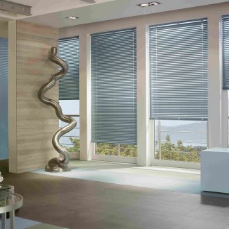 Μπλε παντζούρια στο διαμέρισμα