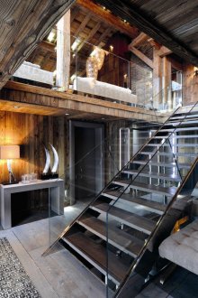 Σκάλες με κιγκλιδώματα από γυαλί στο σαλέ