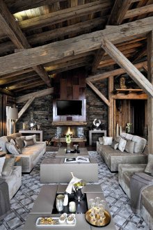 Γκρι καναπές σε ένα σαλέ