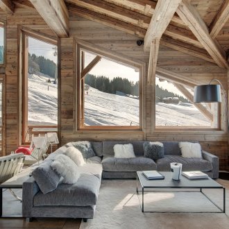 Γωνιακός καναπές στο εσωτερικό του σαλέ