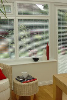 Λευκά περσίδες στην τραπεζαρία