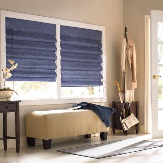 Μπλε ρωμαϊκές κουρτίνες στην είσοδο