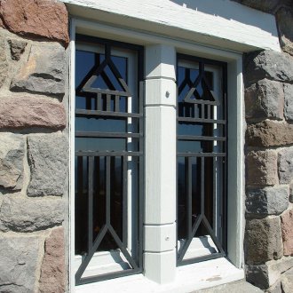 Γεωμετρικό πλέγμα στο παράθυρο