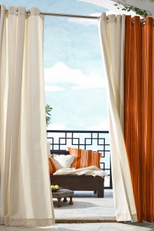 Κρέμα και πορτοκαλί κουρτίνες για τον διαχωρισμό του χώρου