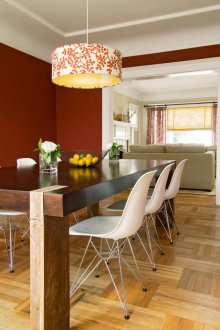 Ο συνδυασμός του μπορντό χρώμα στο εσωτερικό