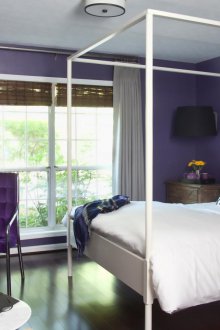 Ο συνδυασμός μοβ λουλουδιών στο υπνοδωμάτιο