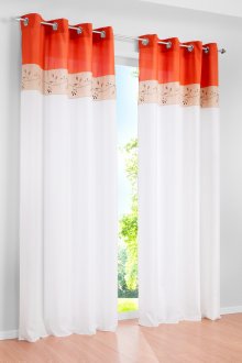 Πορτοκαλί και λευκές κουρτίνες σε ρουστίκ μάτια