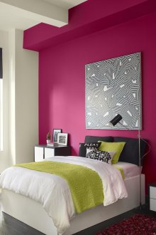 Ο συνδυασμός χρωματιστών τοίχων στο εσωτερικό