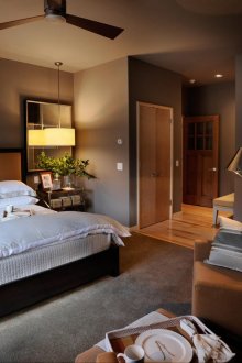 Ο συνδυασμός σκούρων αποχρώσεων στο εσωτερικό