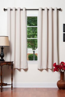 Κρεμώμενες βραχείες κουρτίνες σε ροδέλες