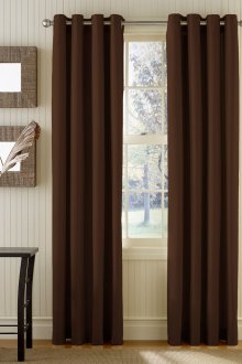 Καφέ κουρτίνες συσκότισης σε διαδρόμους σε ένα φωτεινό εσωτερικό