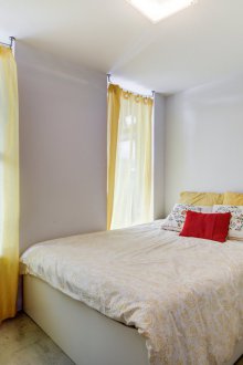 Υπνοδωμάτιο 14 τ.μ. με στενά παράθυρα