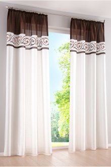 Λευκή και καφέ ελαφριά κουρτίνες