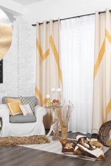 Όμορφες κρέμες πορτοκαλί κουρτίνες στο σαλόνι