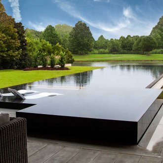 Η πισίνα είναι μαύρη